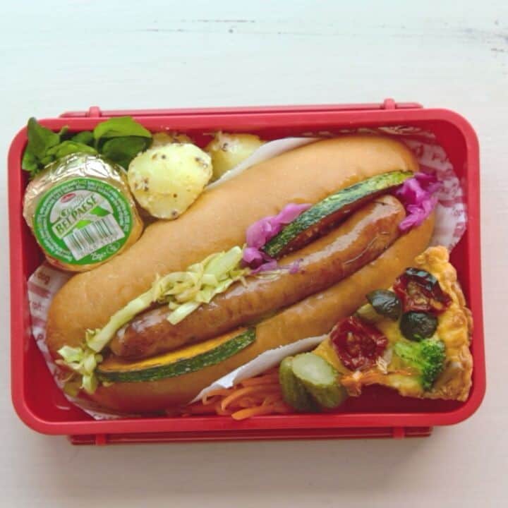 くらしのイロドリのインスタグラム：「いつものお弁当箱でデリ風ランチ！カラフルなペーパー使いで遊び心をプラスして。 （監修：フードコーディネーター　中山智恵さん） --- やってみたいと思ったら、ぜひ #くらしのイロドリ のタグをつけてご紹介ください。 --- #くらしのイロドリ #常備菜とお弁当おかず #レシピ #暮らし #くらし #クッキングラム #オベンタグラム #お昼ご飯 #お昼ごはん #昼ごはん #昼食 #ランチ #ランチボックス #lunchbox #常備菜弁当 #お弁当 #おべんとう #大人弁当 #お昼が楽しみになるお弁当 #お弁当作り楽しもう部 #デリ#ホットドッグ」