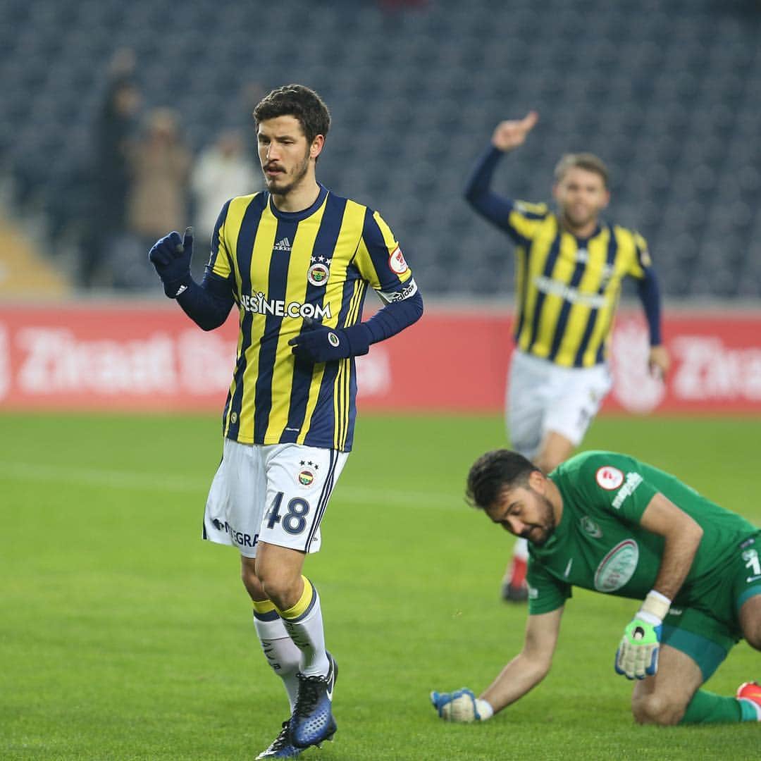 サリフ・ウチャンのインスタグラム：「#Fenerbahçe ⚽️💪」