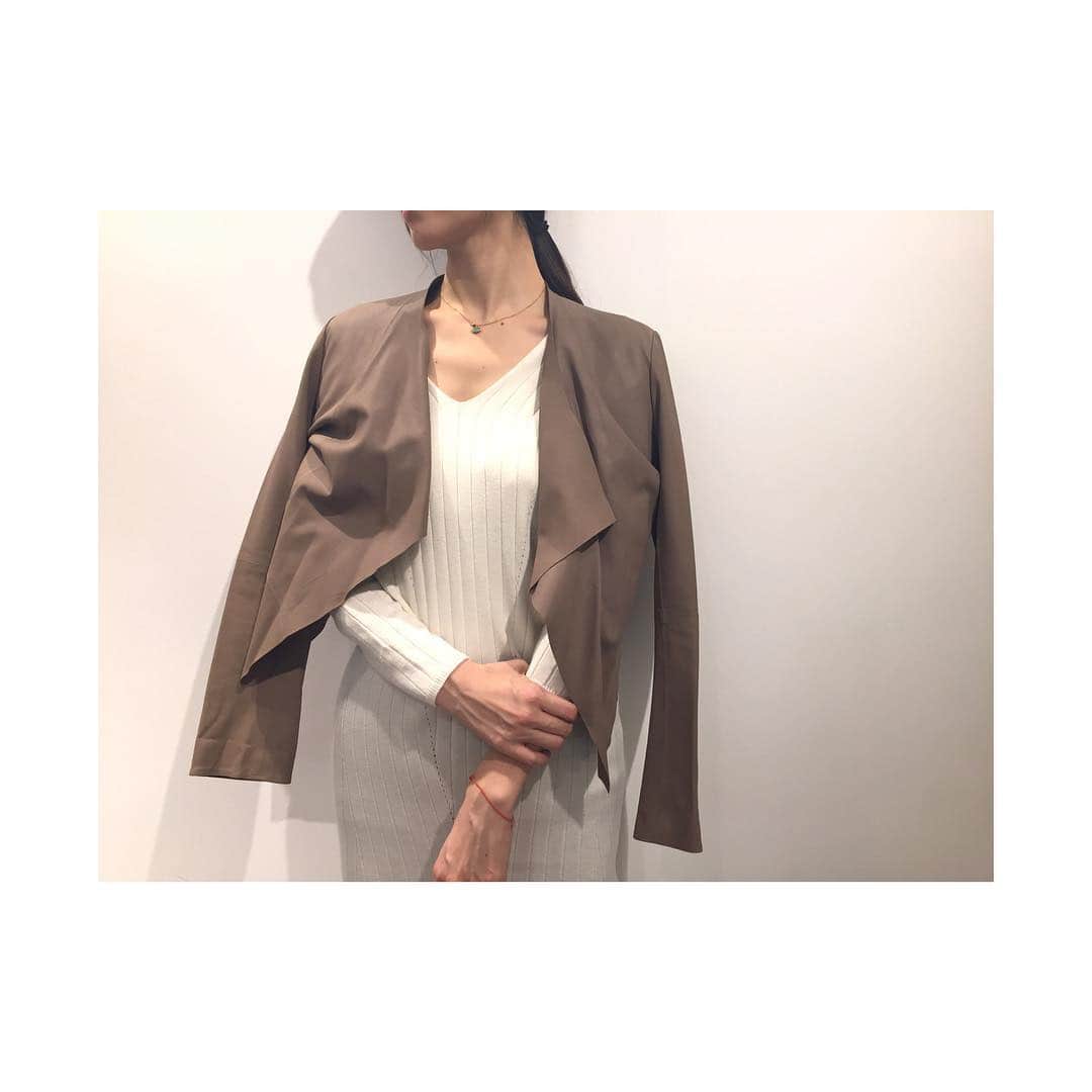 アミウのインスタグラム：「Raw SQUARE HEM JK No.26103039 Col.GREGE Size.38 #amiw#amiwshop#rawtus#jacket#grege#fashion#coordinate」
