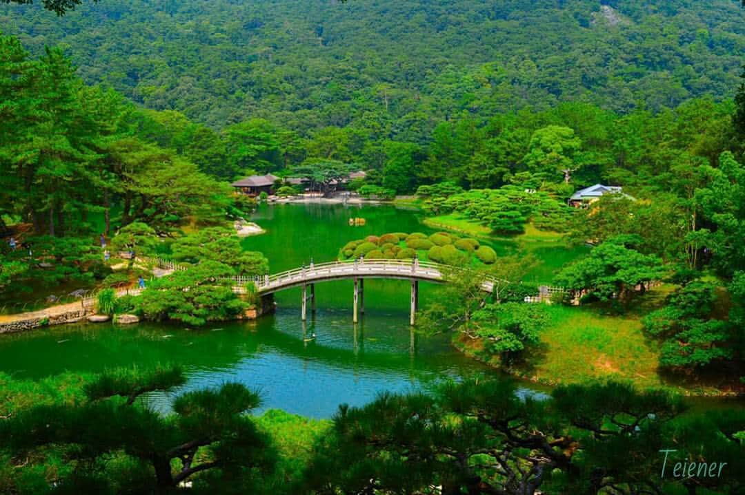 Teiener Japanのインスタグラム：「#teiener #japanesegarden #japan #庭園 #photo #camera #trip #japantrip #take5 #ritsuringarden #栗林公園 #kagawa #takamatsu」