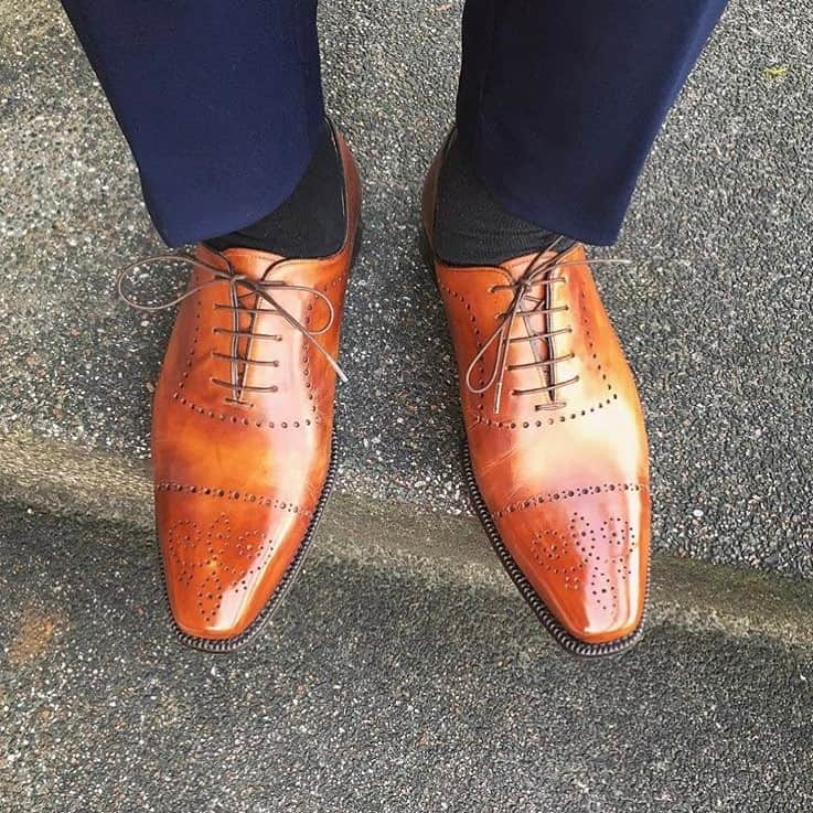 イタリジェンテのインスタグラム：「Beauties on the feet of @marcuswedenmark #italigente #forshoegazing #napoli #castagna #nofilter #mensshoes #menswear #classicshoes #italigenteshoes」