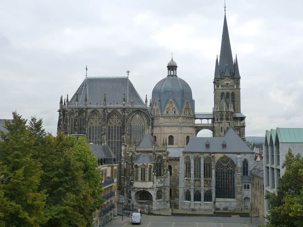 世界遺産オンラインガイドのインスタグラム：「#アーヘン大聖堂 は #ドイツ 西部の都市 #アーヘン にある #世界遺産 です。1978年に登録された世界遺産第1号の1つでもあります。  アーヘン大聖堂は北部ヨーロッパで最古の聖堂で、「皇帝の大聖堂」とも呼ばれています。これは、カロリング朝フランク王カール大帝が埋葬されているためです。」