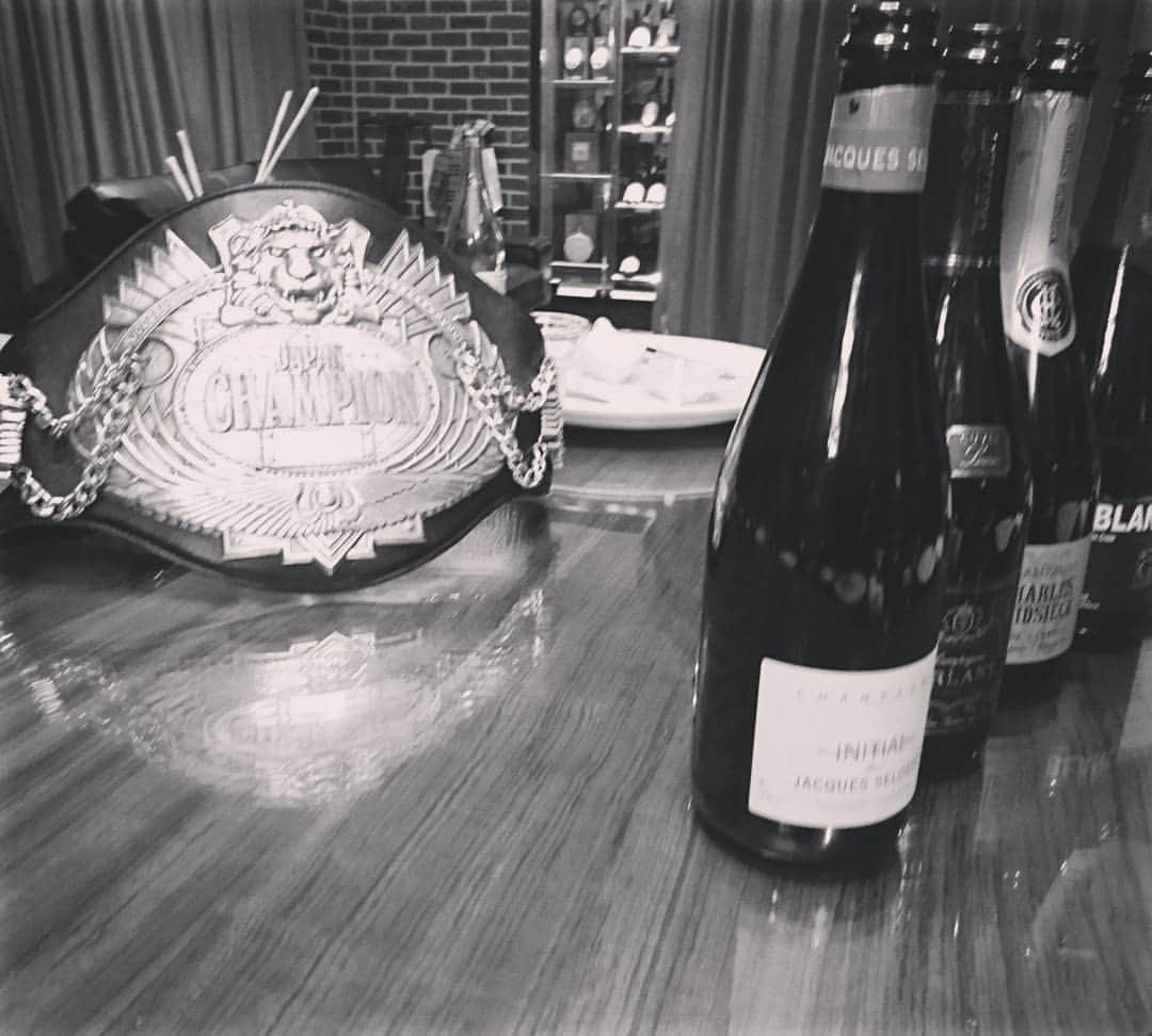 土屋修平のインスタグラム：「@横浜  秘密の部屋。  #boxing👊 #boxer #boxeo #fight #fitness #champion #yokohama #champagne」
