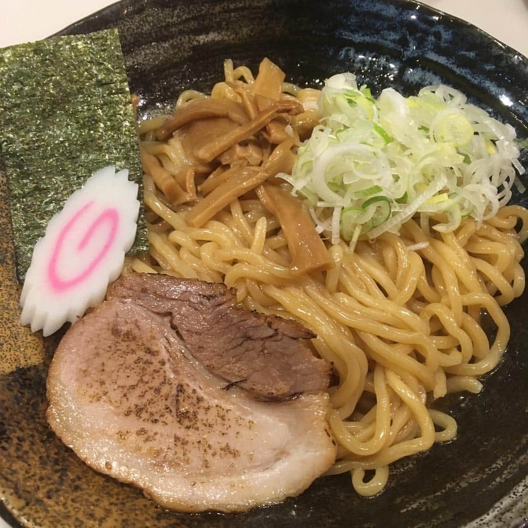 松本誠治のインスタグラム：「久しぶりに投稿。「麺や桜木町2-5-4」の油そば。シン・ぶぶか的なお店です。美味し。それと今もフォローしてくれてる皆様、ありがとうございます。でも、これ、ラーメンメモみたいなもんですw殆ど人物写真は無いですが、それでも良ければ引き続きどぞ。」