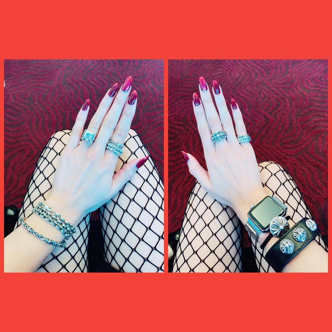 彩姫さんのインスタグラム写真 - (彩姫Instagram)「新年初のネイル😊💕🌈✨ やっぱ赤が好きみたいだ、、、、、、 #bandmaid #saiki #nail #cromehearts」1月27日 14時34分 - saiki_bandmaid