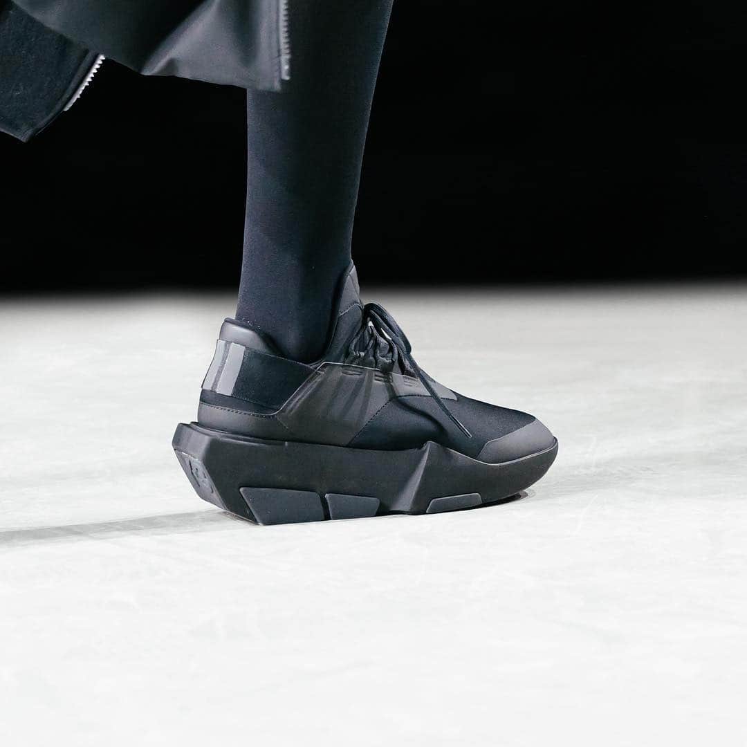 ワイスリーのインスタグラム：「Mira Sneaker. Y-3. FW 17-18. Paris. #adidas #Y3 #YohjiYamamoto #PFW」