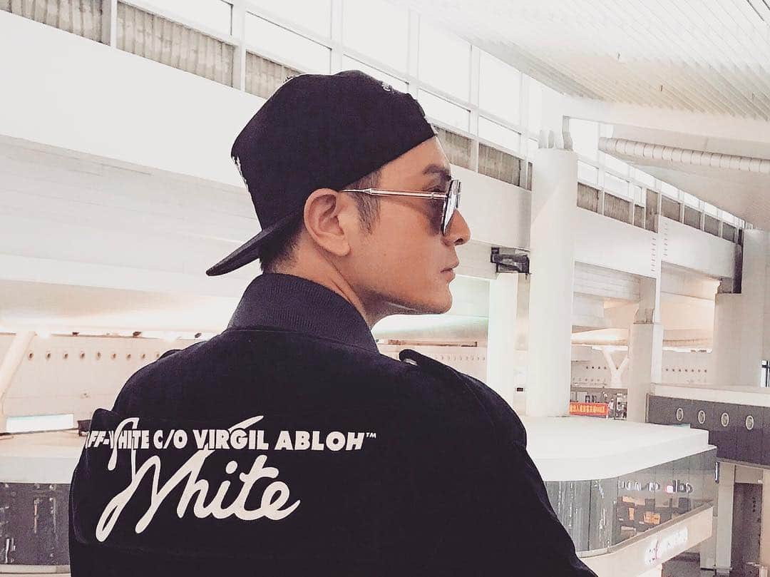 黄暁明のインスタグラム：「Go back home✈️」