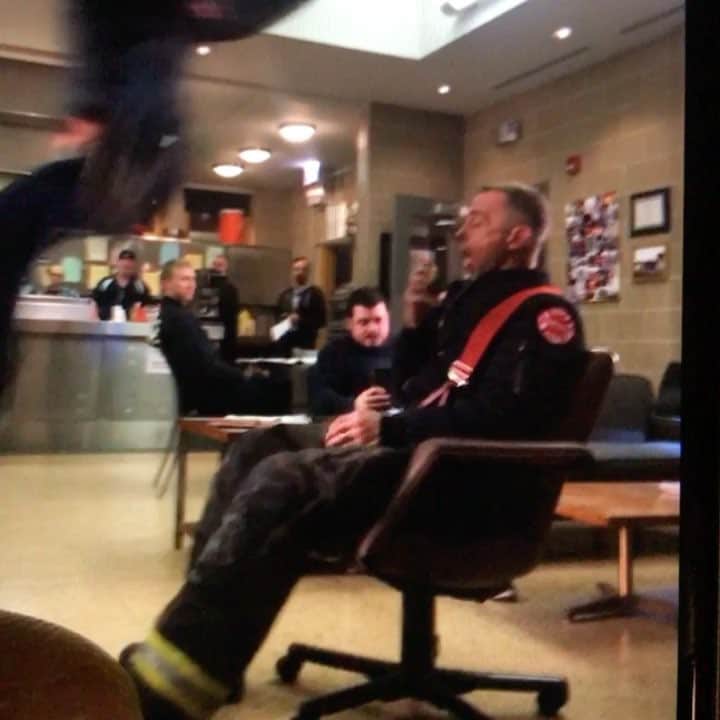 のインスタグラム：「@taylorkinney111 got bored. Eigenberg you just sit there and not notice me. #nbcchicagofire」