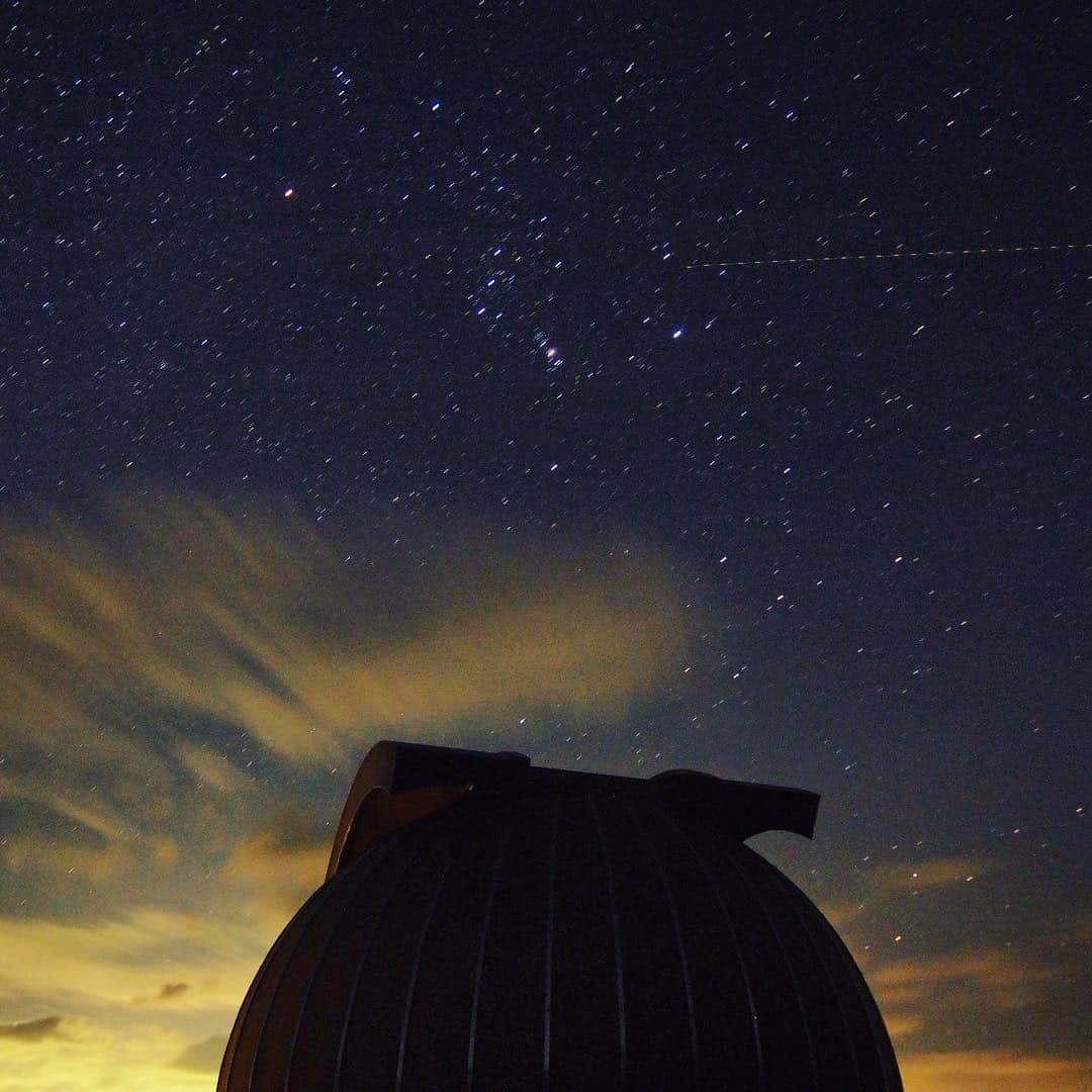 河村綾奈のインスタグラム：「満天の星空に、初めてカメラを向けました。 オリオン座が写ってる〜✨ 私のミラーレスじゃ 星なんて撮れないって諦めてた！宝の持ち腐れでした。 勝手に限界を決めちゃだめなんだー！  #かまがり天体観測館 #呉 #マツダミュージックドライブ #ちょこっとブレてるけど #写真好き #深まる #三脚必須 #勉強必須 #流れ星 #かと思いきや #飛行機でごわす✈️ ... 館長さんだけ、たった1人の天体観測館。 海の近くにあって 波の音を聴きながら、今にも降ってきそうなほどの星たちを眺められるところ✨ 冬の天の川もうっすらと。 流れ星は撮れなかったけど、みえました😊 #魔女になりたい っていえなかった！💔」