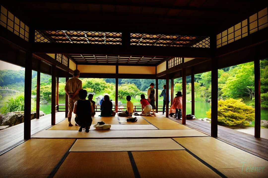 Teiener Japanのインスタグラム：「#teiener #japanesegarden #japan #庭園 #photo #camera #trip #japantrip #take5 #kagawa #ritsuringarden #栗林公園 #香川 #畳 #和」