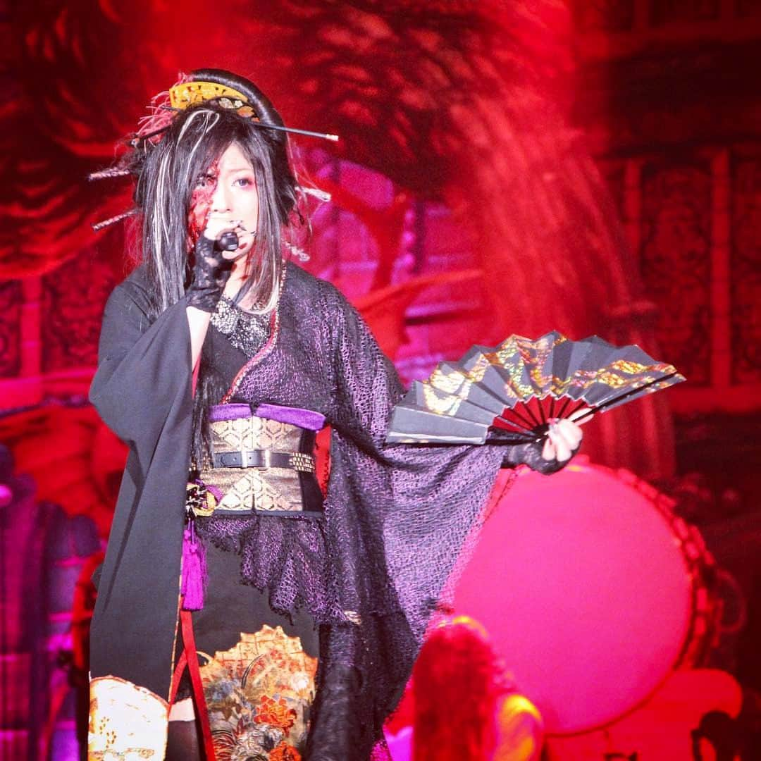 和楽器バンドさんのインスタグラム写真 - (和楽器バンドInstagram)「#WagakkiBand played on the stage of #VAMPS presents "HALLOWEEN PARTY 2016" !! [October 30th, 2016]  #YukoSuzuhana #鈴華ゆう子」1月28日 0時56分 - wagakkiband