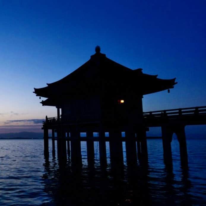 のインスタグラム：「琵琶湖の夜明け前、堅田の浮御堂。 #gobiwako #biwako #morning #temple #sunrise #biwako #ukimidou #view #shiga #otsu #katata #kyoto #biwakograndhotel #kyooumi #しがトコ #夜明け前 #琵琶湖 #浮御堂 #絶景 #朝 #朝焼けクルーズ #お寺 #滋賀 #大津 #堅田 #京都 #琵琶湖グランドホテル  #京近江」