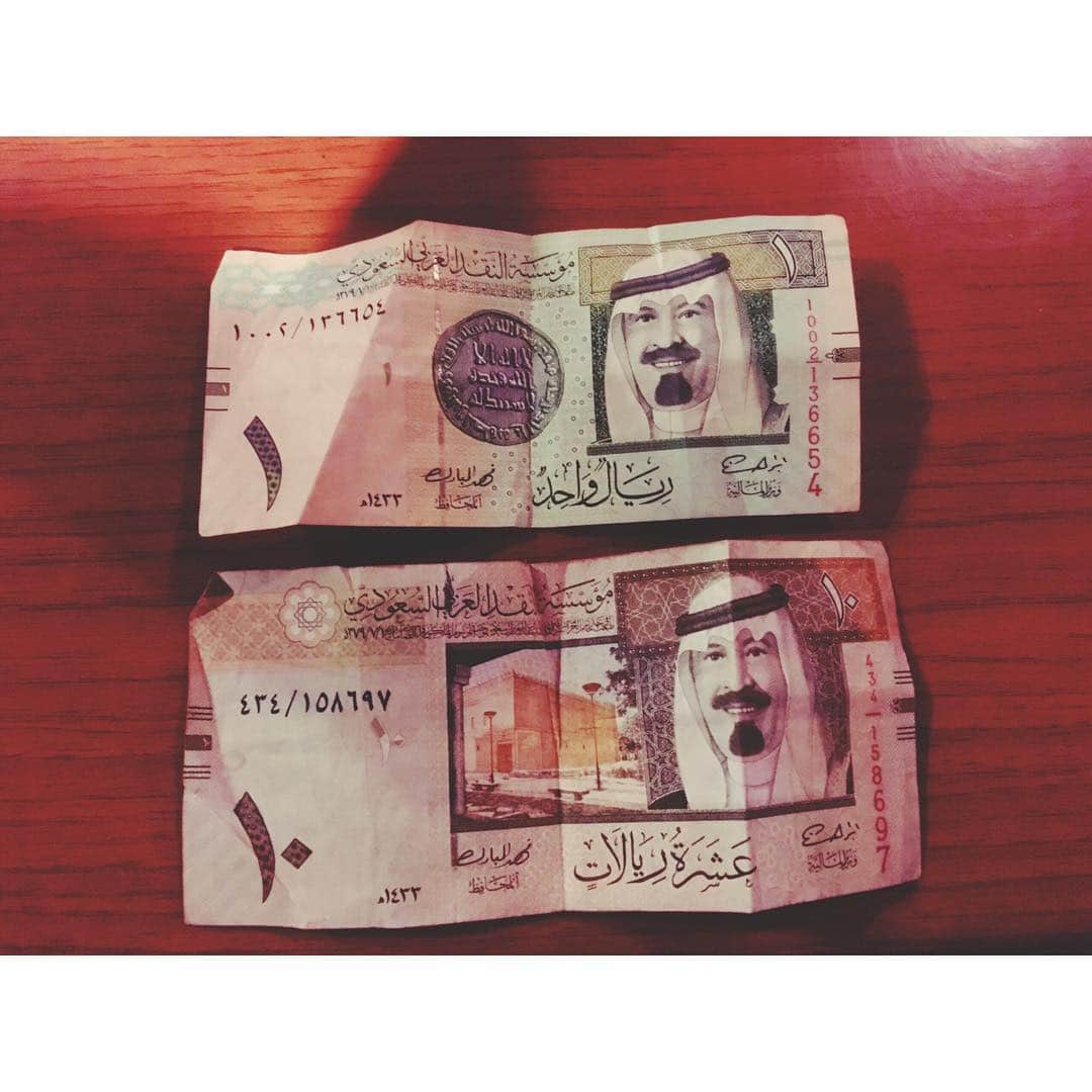 LINAさんのインスタグラム写真 - (LINAInstagram)「サウジアラビア人の友が 母国のお金を見せてくれました。 初めてみるお金に 私は興味津々♡ 記念にプレゼントしてくれました！ これでコーラが買えるみたい。 他国の人と出会い 色んな話を 聞かせてもらい たくさんの興味が広がってます。 一番興味深い国。 私からは 餞別の代わりに 彼の大好きなオレオをプレゼント！笑 #MAX#LINA#LA #Saudiarabian#japanese #riyal#money #friends #cuntry#oreo#cokie#breaktime #friday」1月28日 14時46分 - xxlina_now