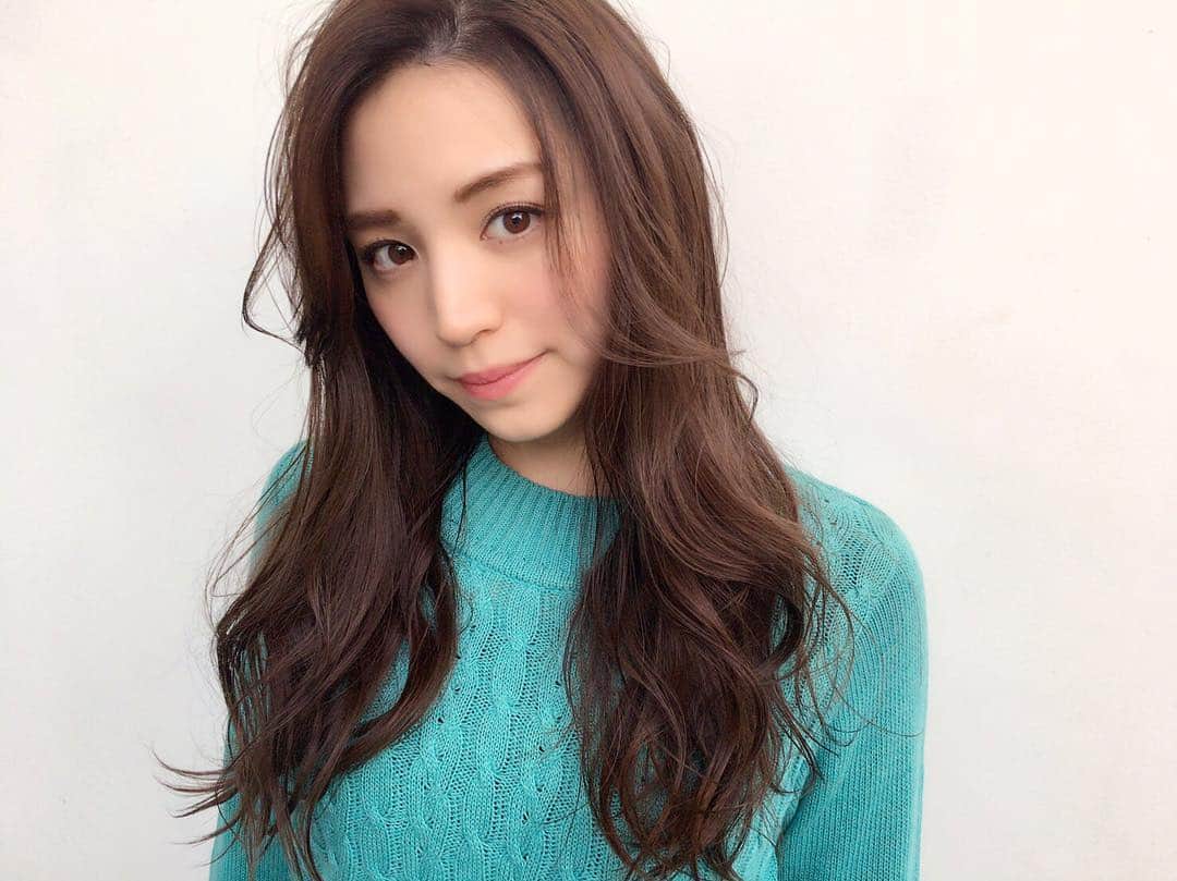 杉ありさのインスタグラム：「hello!☺︎ ミス・サイゴンが終わってあっという間に時が過ぎ、なかなか更新出来ずにいましたすみません！ 本日は皆様に情報解禁のお知らせがあります✨ それについてはまたのちほど❤️ . 一昨日U-REALMさんでカラーとトリートメントをして頂きました♬ このカラー最高！ 透明感がはんぱなくてお気に入りです💗 これカラーが落ちてきても良い感じに透明感はキープされるらしく楽しみ！ プラチナアッシュ☺︎ いつも素敵にして下さる圭介さんありがとうございます✨ トリートメントで髪の毛生き返ったー！💕 #表参道 #サロン #美容院 #urealm #杉ありさ #thankyou #super #happy #beauty #salon #love #girl #girls #hair #hairstyle #new #instabeauty #instalike #instagood #instadaily #tokyo #japan」