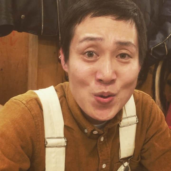 松間雄亮のインスタグラム：「新ギャグ完成。 #グチヤマさん #ヤングウッズ #ホリプロコム #熱いもの食べる時は絶対フーフー」
