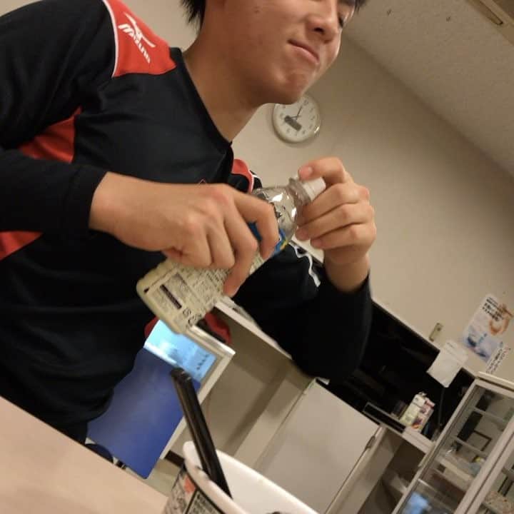 小野郁のインスタグラム：「勝手に人の飲んで文句 舐めてますね #村林一輝」