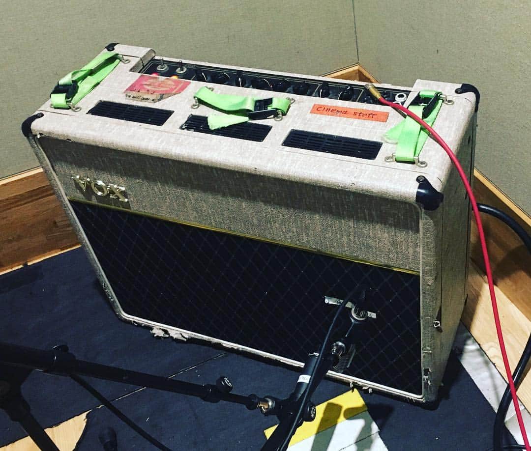 ツジトモタカのインスタグラム：「‪レコーディング3日目 時間が迫ってくる中…曲中30秒くらいのクリーンのアルペジオ2時間かけてひたすら追求しました ギター替え、ケーブル替え、エフェクターバッファ替わりにかましてみる…など… 結果、VOX 、オヤイデQAC222g、ブラストカルト直アンで 飯田くんのパートですが  #cinemastaff」