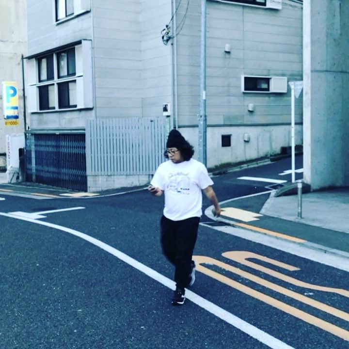 のインスタグラム：「Walking Kim 真冬にTシャツ。」