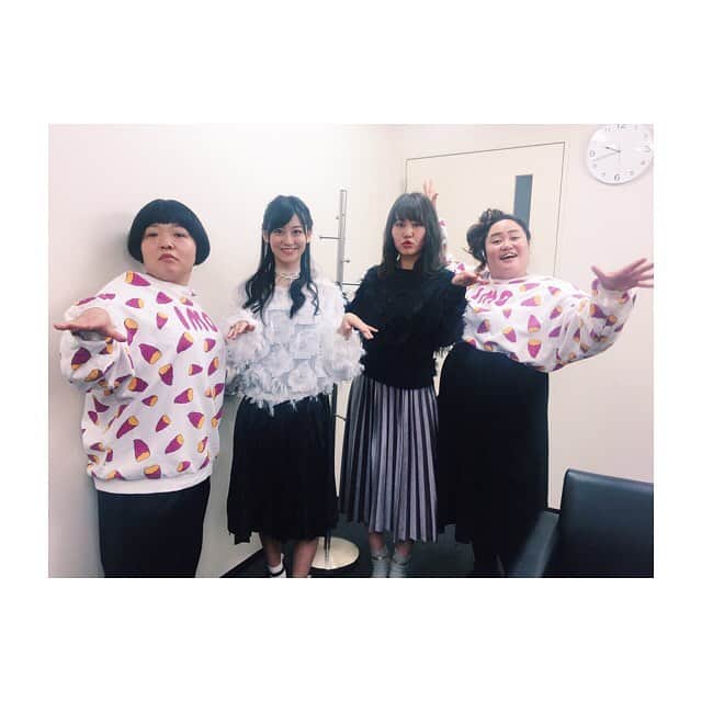 のインスタグラム：「まさかの、W双子コーデ😳！！ 白鳥と黒鳥ポーズ☺️笑 #おかずクラブ さん #ゆいP さん #オカリナ さん #門脇佳奈子 #双子コーデ」