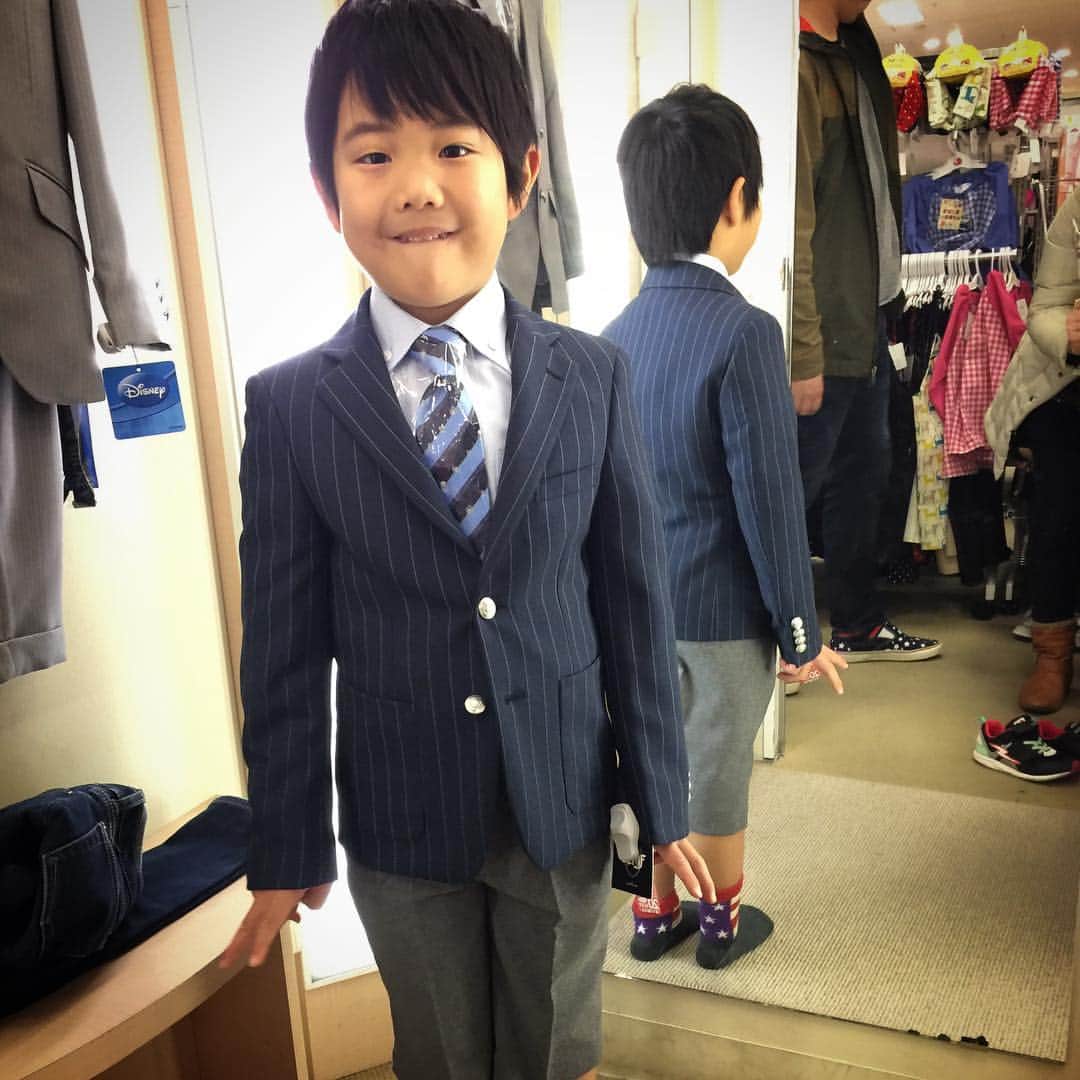 ぺんちゃんねるのインスタグラム：「* 入学式スーツ * こうちゃんの入学式スーツ選び。 試着してみた。 上は130でぴったり。 下が130だとピッチピチ！やばい！ * ウエスト測ってみたら64cm！ え！？ウエストけっこうあるね。。。 130キツイ訳だ。 しかし、140のセットアップにすると ジャケットがブカブカなのである。 * 困った体だw * じゃぁ、上下別々で買えるとこを探そう！ と探したものの これがいい！ってやつは 130サイズまでしか取り扱いがなかったり。 * はぁ。 選択肢が、、、少ない。 * みんなどこで買ってるのかなぁ？ * * #follow #kids #instakids #TagsForLikes #children #childrenphoto #love #cute #adorable #instagood #young #sweet #like #little #fun #photooftheday #family #baby #instababy #play #happy #smile #instacute #ファインダー越しの私の世界 #幸せ #かわいい #子供 #親バカ部 #親バカ」