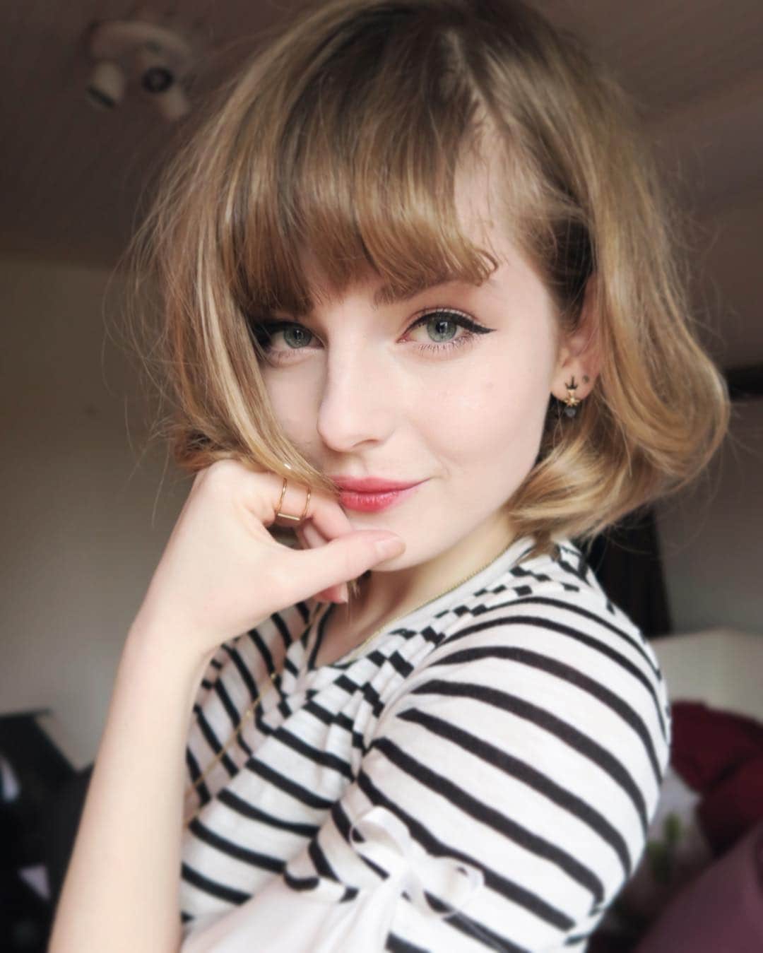 Ella Freyaのインスタグラム：「Appreciate the things you have before you lose them 🌷 (Why does this pose remind me of a picture of an author on the back of their book trying to look intellectual.. sorry it was the only non-shit picture.)」
