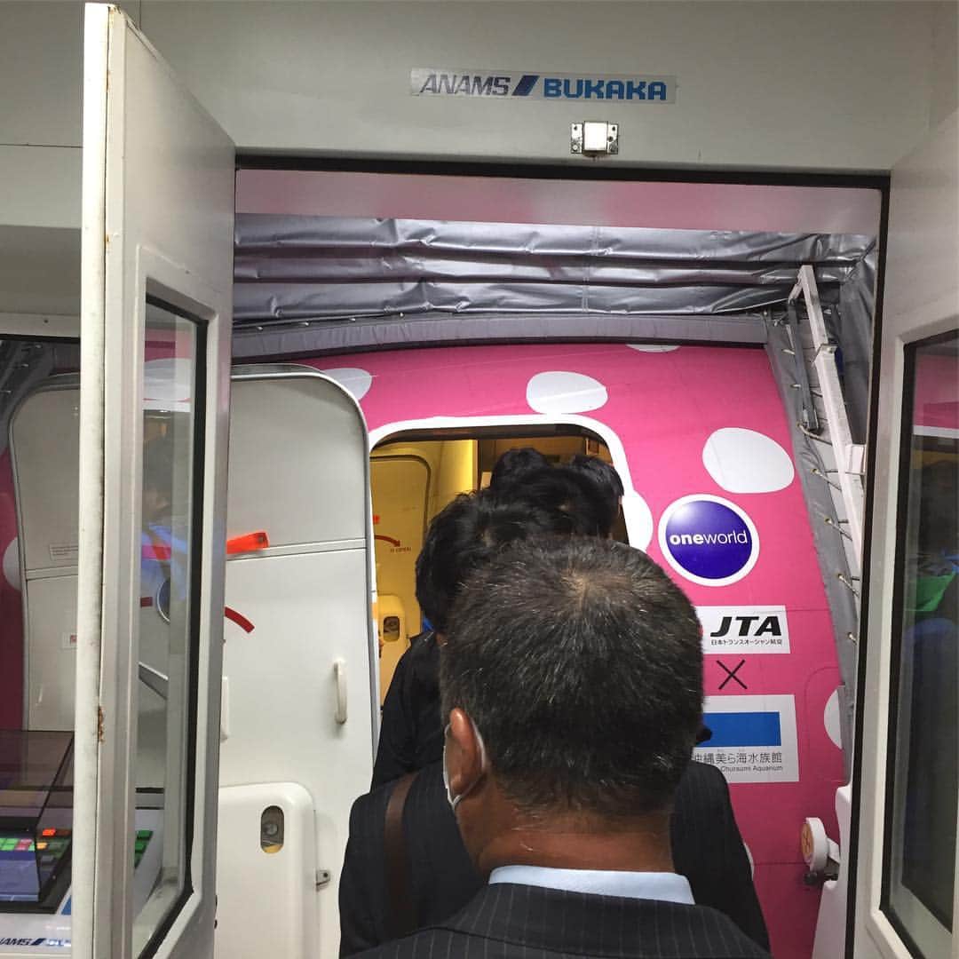 ジェイソン・スタンリッジのインスタグラム：「I have to admit, this is the first time I've flown on a pink-polka-dot airplane. There's a first time for everything.」
