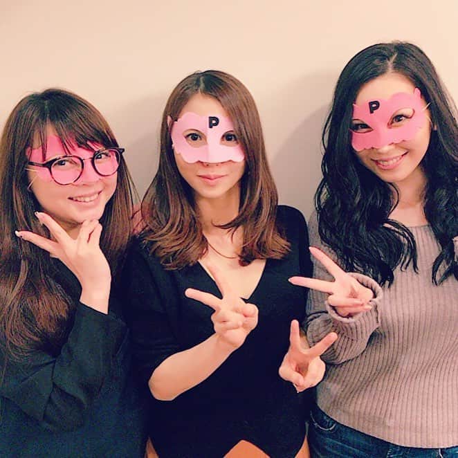 佐山愛のインスタグラム：「昨日はれいなっち @pleiadesreina と #エロ社長秘書ふみえ氏 と3人で 占い&ガールズトークで盛り上がった❤️ ・ ・ れいなっちとふみえは初めましてだったけど 色々親身になってふみえにアドバイス くれたりほんと女神様すぎるっっ！！！ また占い女子会しよーーーぅ❤️ ・ ・ #ぷりあでぃす玲奈 #占い #ガールズトーク #れいなっちの仮面を拝借してみた #アラサー仲間 #困った時のれいなっち頼み」