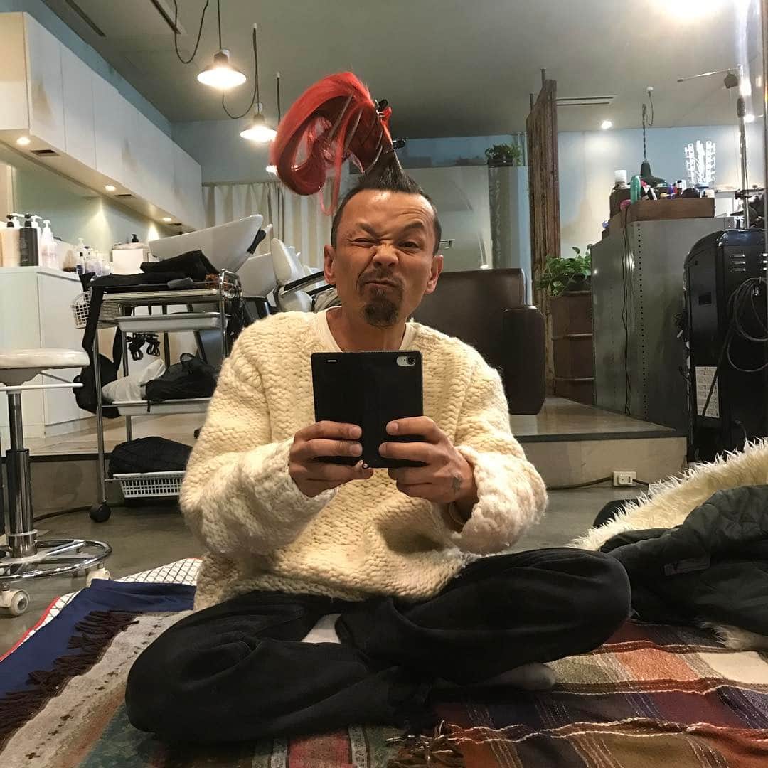 AVANTGARDEのインスタグラム：「明日のイベントの為予行練習♪ . . . 久しぶりに札幌でおっ立てます！#guinnesworldrecords #longestmohowk#longestmohican #ical556#kazuhiroman #sapporo #susukino #japan #japanese #109mens」