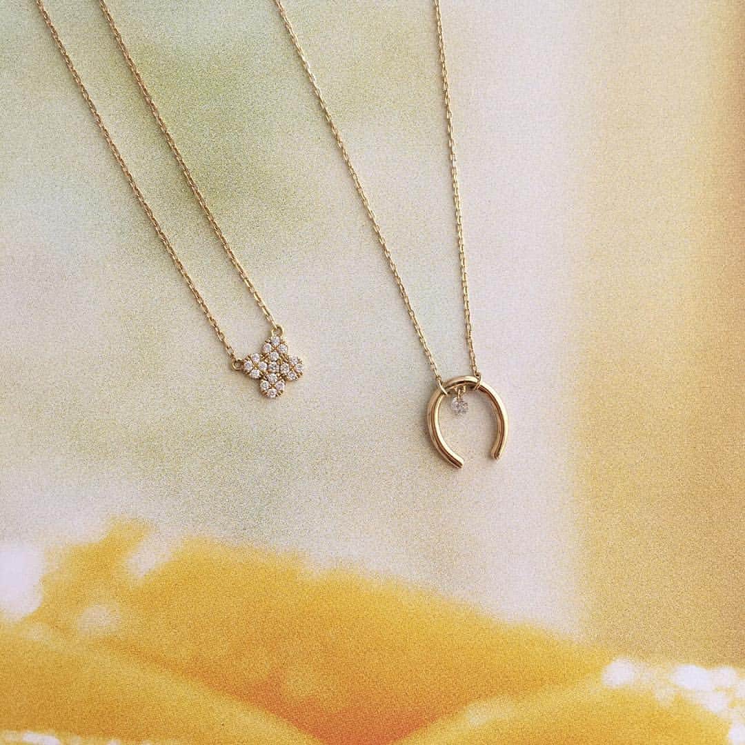 アーカーさんのインスタグラム写真 - (アーカーInstagram)「. 幸福の象徴とされているホースシュー（馬蹄）をモチーフにしたハッピーネックレス&フランス語で花びらという意味のペタルパヴェネックレス🍀💕 . #AHKAH #jewelry #necklace #horseshoe #flower #happymotif #アーカー」2月26日 21時01分 - ahkah_official