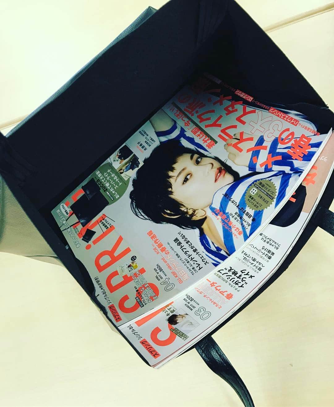 SPRiNGさんのインスタグラム写真 - (SPRiNGInstagram)「発売中のスプリング4月号の付録のトートバッグ👜。梱包時についたシワの取り方について②。少し重量のある雑誌などを底面に置き、ハンガーなどで吊るしておきます。伸縮性があり、シワが取れやすいのが特徴の素材なので、ぜひ試してみてください。 #spring #スプリング4月号 #zucca #ズッカ #付録 #トートバッグ #重い物を入れて #シワ取り」2月26日 21時46分 - spring_tkj