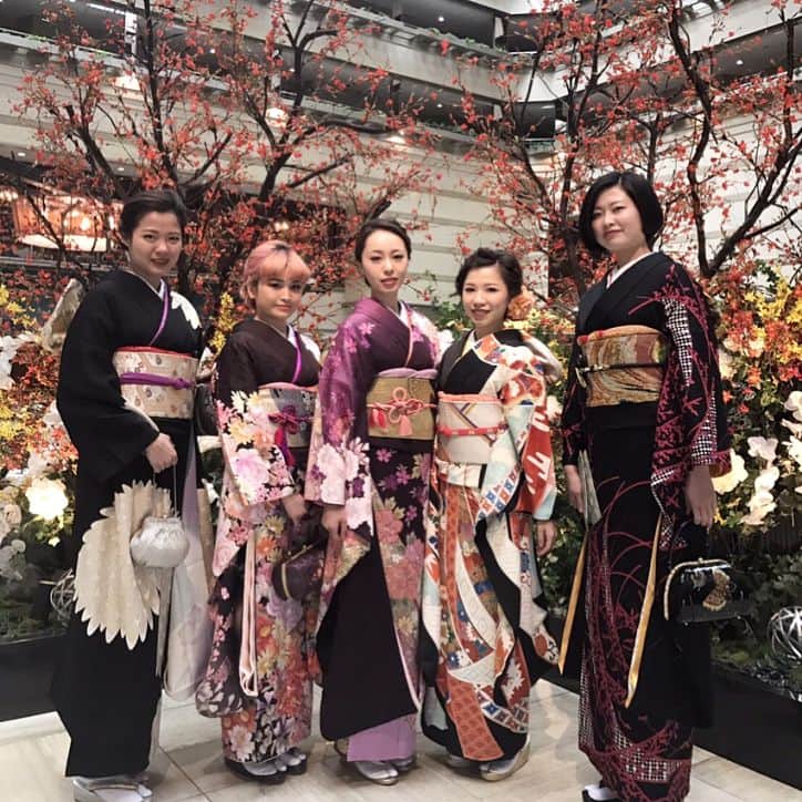 HARUKA MUTOさんのインスタグラム写真 - (HARUKA MUTOInstagram)「#akanewedding 👘👘✨ 久しぶりの着物は新鮮でした👭 #kimono #japan #wedding #party #bff  #平安女学院 #京都 #平女って個性豊か」2月26日 21時54分 - haruka_muto