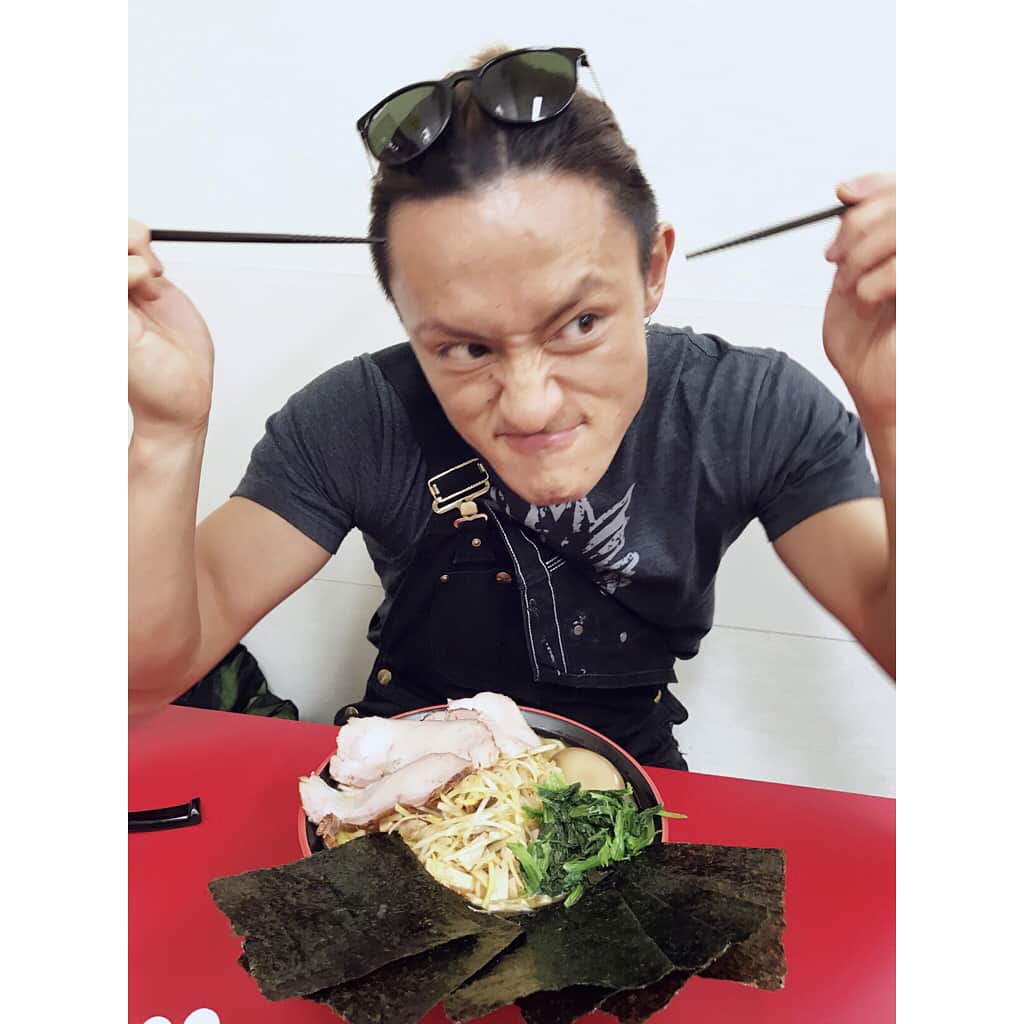 内山麿我のインスタグラム：「高校の友達、崇(たかし)の店、勝鬨家食いに行ってきた😆👏 豚骨醤油の王道って感じで俺のツボ的ラーメン🤣🤣🤣 これ、家の近くにあったらヤバイな、、、ww 崇、絶対にやめてくれw  横浜の中区長者町2-5-4にあるので皆行ってみて下さい^ ^ うまいっす😋  #らーめん #横浜 #家系ラーメン #家族 #豚骨醤油 #ゴージャス #b級グルメ #中区 #勝鬨家」