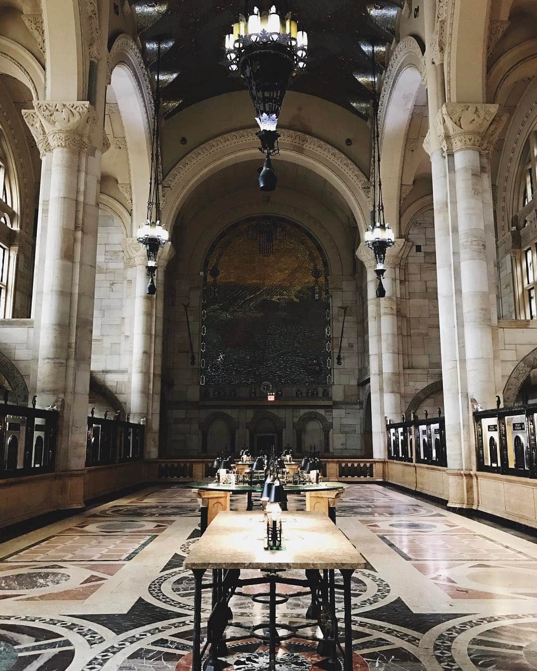 アシュレー・ジョンソンさんのインスタグラム写真 - (アシュレー・ジョンソンInstagram)「Real-life Gringotts.」2月23日 4時50分 - ashleythejohnson