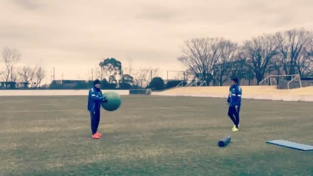野村直輝のインスタグラム：「練習前の体幹後… #バランスボール#リフティング#ヘディングで首やられる#頭弱め#元気な30歳#puma#underarmour #9#7」