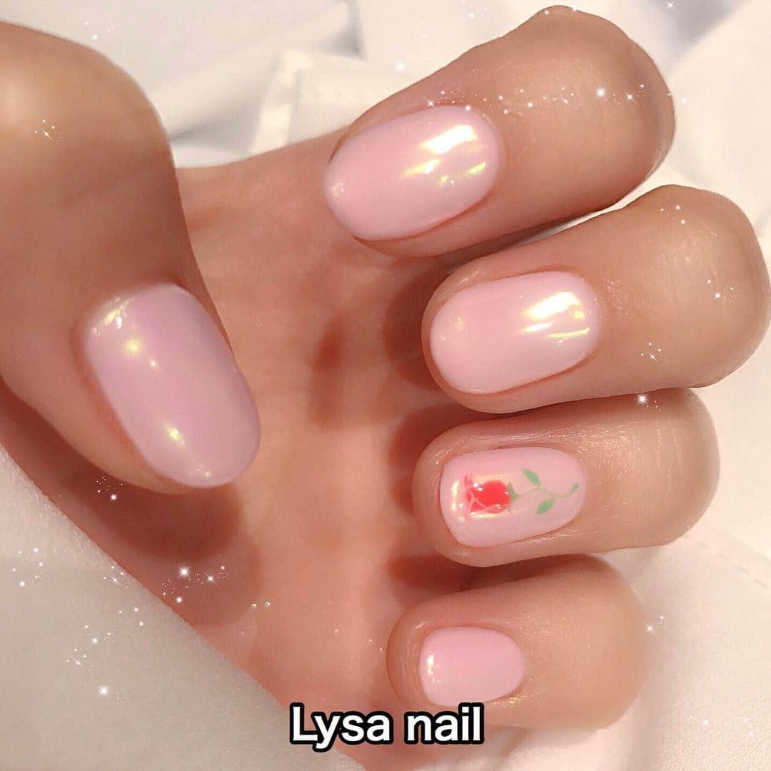 菅本裕子さんのインスタグラム写真 - (菅本裕子Instagram)「Lysaに行って、ネイル変えて来たよん💅💋 薄ピンクに、オーロラヴェールかけてキラキラにして、薬指にバラを一本🌹控えめ上品✨  春っぽくて可愛いよね😍💕 #Lysanail #Lysa #nail #ゆうこすネイル #ネイル #オーロラヴェール #バラ #🌹」2月22日 22時25分 - yukos0520