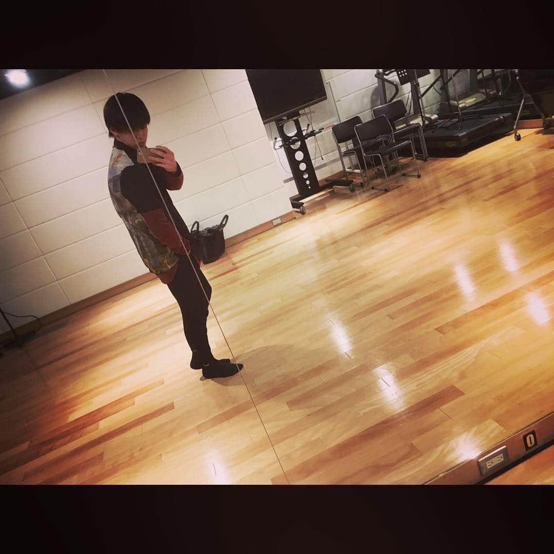 高野洸さんのインスタグラム写真 - (高野洸Instagram)「Lesson #training #practice #room #actor #vocal #鏡の境目になっちゃった」2月22日 23時24分 - akira_takano_official