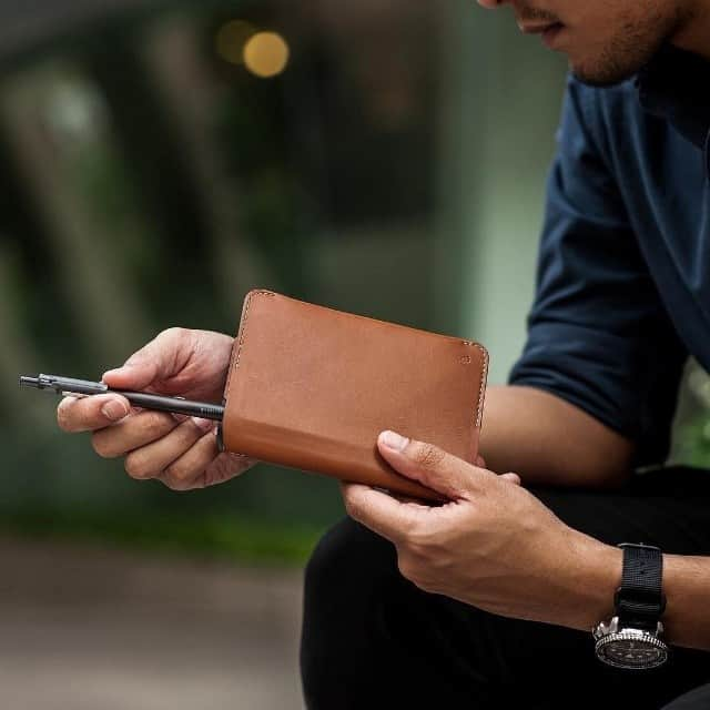 AUS発セレクトショップANELANALUのインスタグラム：「bellroy photo  #スマホケース #iphonecase #ベルロイ財布 #財布 #ブランド #人気 #革製品 #革財布 #小物 #革小物 #お洒落 #おしゃれ #オシャレ #お洒落さんと繋がりたい #フォロー #フォローミー #フォロミー #フォロバ #ビジネスマン #ユニセックス」