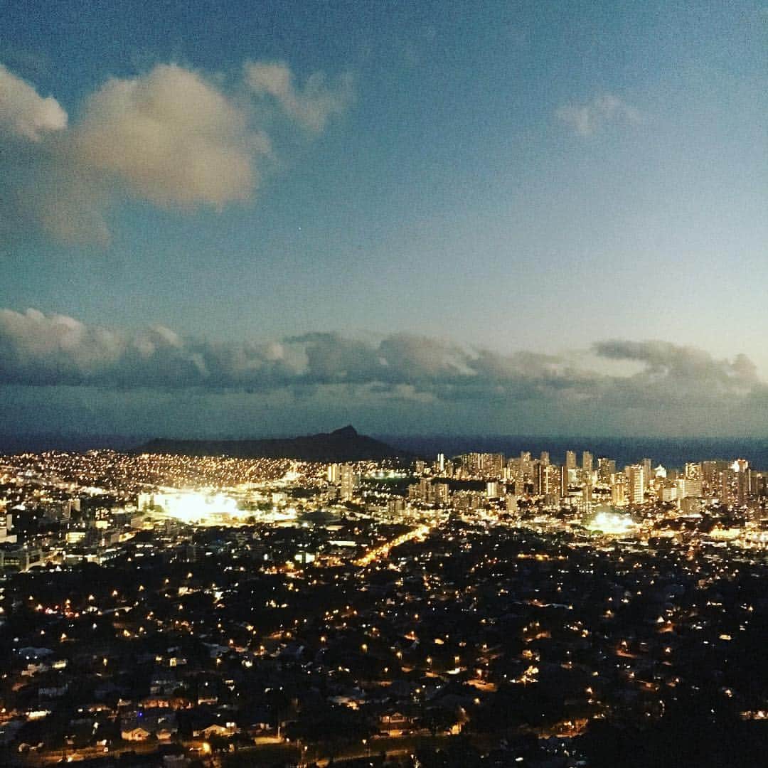 工藤まやさんのインスタグラム写真 - (工藤まやInstagram)「久しぶりにタンタラスの夜景。とっぷり暮れる前の時間がいい色✨ #ハワイ #tantalus #honolulucitylights」2月23日 14時57分 - mayahawaii325