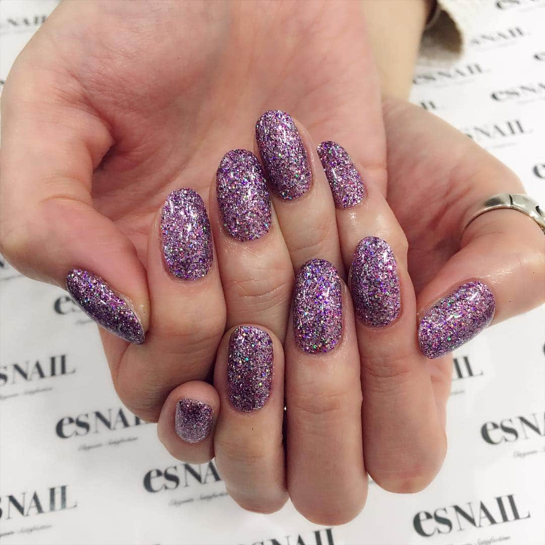 留奥麻依子さんのインスタグラム写真 - (留奥麻依子Instagram)「💜💜✨💜💜 . New Nail💅🏻 今回も私のとてもぼんやりとしたオーダーをでんでん( @deeeeeenden )が形にしてくれました💅🏻✨ パープルやピンク、シルバーの大小様々なラメに黒ラメも少し入れて💖💜💖💜 なんともいえないグリッター感💎✨ 今回もショートネイル💁🏻💡 . #esNAIL渋谷店 03-5766-7780 . #esNAIL#shibuya#nail#selca#ootd#love#fashion#model#me#today#look#셀카#셀피#셀프#셀스타그램#얼스타그램#데일리룩#옷스타그램#멋스타그램#데일리#뷰스타그램#메이크업#네일스타그램#다이어트#남친룩#찍스타그램#엽스타그램」2月23日 10時44分 - _emu0205_