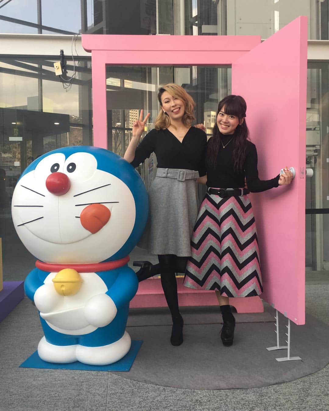 のインスタグラム：「同じ事務所の眞里子エリザベスさんと💗 めっちゃおもしろい人だった（笑） 洋服が合わせたかのように似てたから 記念撮影📷 #skycorporation #tvasahi #ドラえもん」