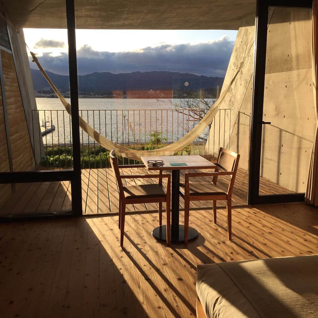 近藤あみのインスタグラム：「#ハンモック#サンセット#琵琶湖#biwalake#sunset #hammock#setre#MARINABIWAKO」