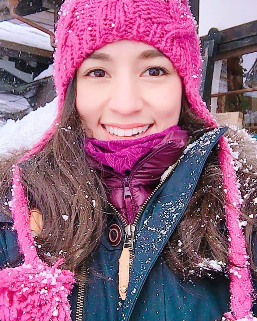 比嘉バービィさんのインスタグラム写真 - (比嘉バービィInstagram)「Freezing cold day in Aomori!  青森の積雪量やっぱすごい！！ 寒いの苦手だけどここまで雪が降ってると楽しいね♪  #防寒 しすぎて #モコモコ #着過ぎ と周りに突っ込まれるw #Roxy のアウターすごくあったかい #寒いより暑い方がいい。 #青森 #Aomori 青森の#リンゴ うんめぇ〜」2月23日 19時53分 - barby724