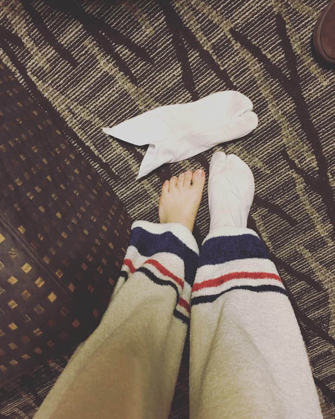 笛木優子のインスタグラム：「疲れ過ぎて。。。 足袋をホテルまで履いてきてしまった👢😂 おやすみなさい🙄💫」