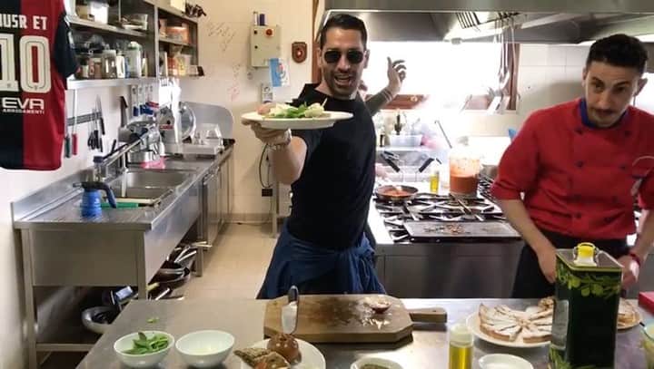 マルコ・ボリエッロのインスタグラム：「E' ufficialmente aperta la @nusr_et challenge 👌🏻 Sfido @papugomez_official @gianlucavacchi e @paolocannavaro a fare meglio di me 😎#nusretchallenge 🔪#caprese #másterchef」