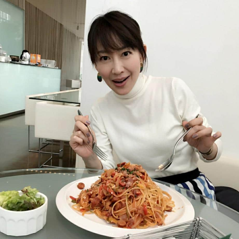 森口瑤子さんのインスタグラム写真 - (森口瑤子Instagram)「. . メガ盛りパスタ～✴ . . 銀座 カフェセレ にて。 . #cafeserre #メガ盛り #本当はオムライスが最高#しかしナポリタンは私達世代にはたまらん」2月24日 8時00分 - yokomoriguchi_official