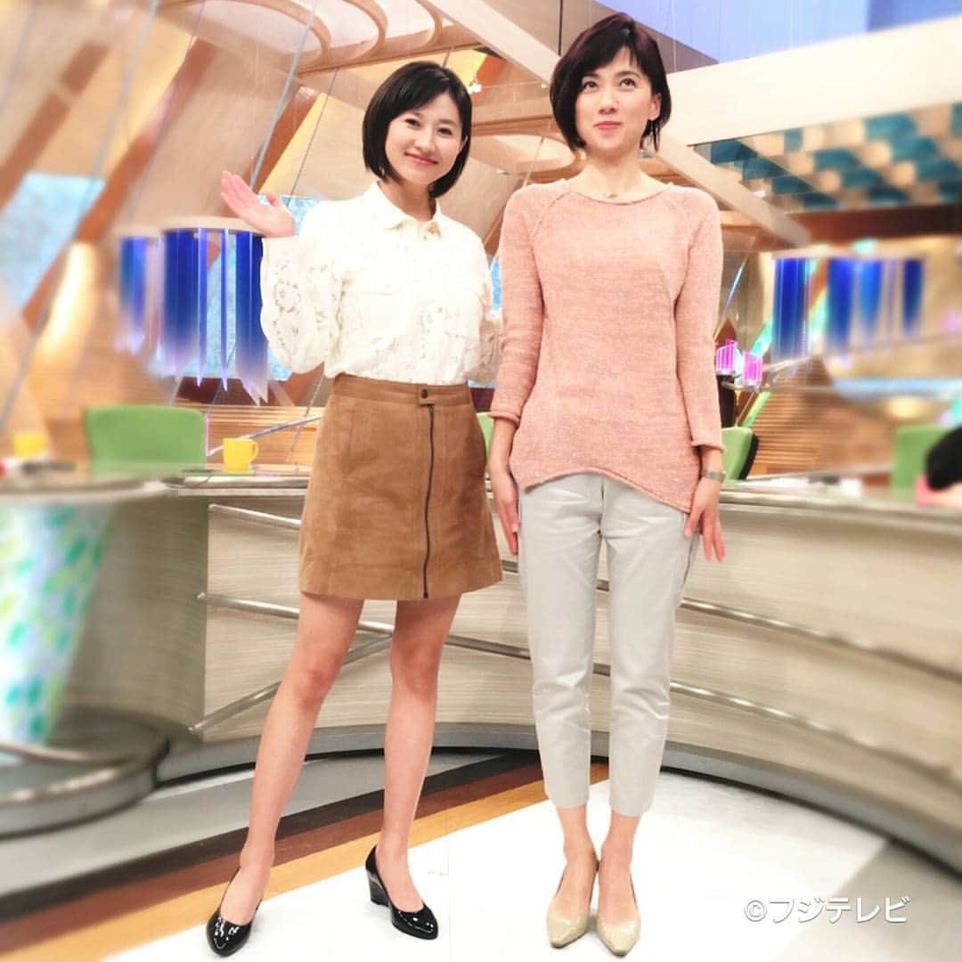 フジテレビ「とくダネ！」のインスタグラム：「今日の菊川さんは総レースのシャツブラウスにスエードのミニスカート。 堅く見えがちな襟付きシャツをスエードのミニスカートでカジュアルダウン☆ 大きめなレース柄と透け感が顔周りを華やかにしています♪ 梅津さんはピンクのニットプルオーバーにカーゴパンツ。 プルオーバーは編み込んだシルバーのスパンコールがキラキラ☆ ペンギンカットにした長めの裾がポイントです♪ #菊川怜 #梅津弥英子 #とくダネコーデ #スエード #ミニスカート #総レース #カーゴパンツ #ニットプルオーバー #スパンコール #trutrussardi #trutrussardistile #トゥルートラサルディスティーレ #どんなセリフが合うでしょう #とくダネ大喜利 #ファッション #コーディネート #今日のコーデ #コーデ #大喜利 #2017 #2月24日 #金曜日 #とくダネ #tokudane #fujitv 170224」