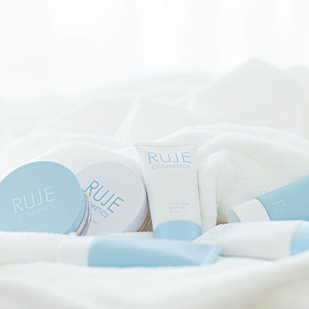 RUJE COSMETICSのインスタグラム：「【Feel so Fresh】 天然由来成分99%以上配合のRUJEで素肌を優しく包み込みます。 次世代ベースメークで、あなたのスキンケア時間をもっと新鮮に。  #RUJE #ルジェ #sunshine #beach #fitgirl #美肌 #BBクリーム #ベースメイク #bluesky #madeinjapan #紫外線 #YOLO #Friday  @ruje_official」