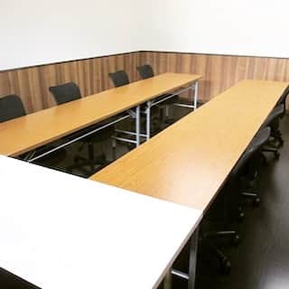 エクステリアワーク・ SKYのインスタグラム：「自社の会議室の様子です。 机なども導入でき、会議ができる状態になりました。 #岐阜県 #エクステリアワークSKY #雨漏り修理 #雨漏り修理の専門家」