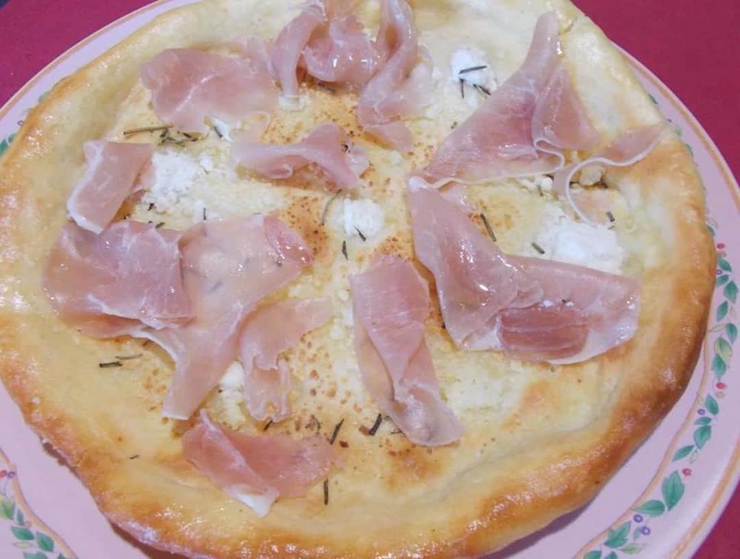 カフェレストランボナンザのインスタグラム：「ロマノビアンカ  メニューに復活しました 4年ぶりかなｗ　おつまみとしていいですよ これ  #生ハム #リコッタチーズ #pizza」