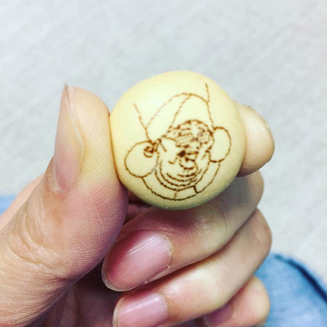 林マオさんのインスタグラム写真 - (林マオInstagram)「娘とディズニーキャラクターが 描かれてるパックンチョを食べていたら…  誰？？ って人が出てきた…笑 私にはサングラスしてる 二重顎のおじさんにしか見えないのですが… 誰かわかりますか？？w  そして、手がパサパサだ〜〜」2月24日 19時15分 - maohayashi_ytv